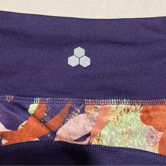 Tek Gear Leggings Size Small Womens Mid Rise Capri Floral Purple Workout Gear - Picture 13 of 13